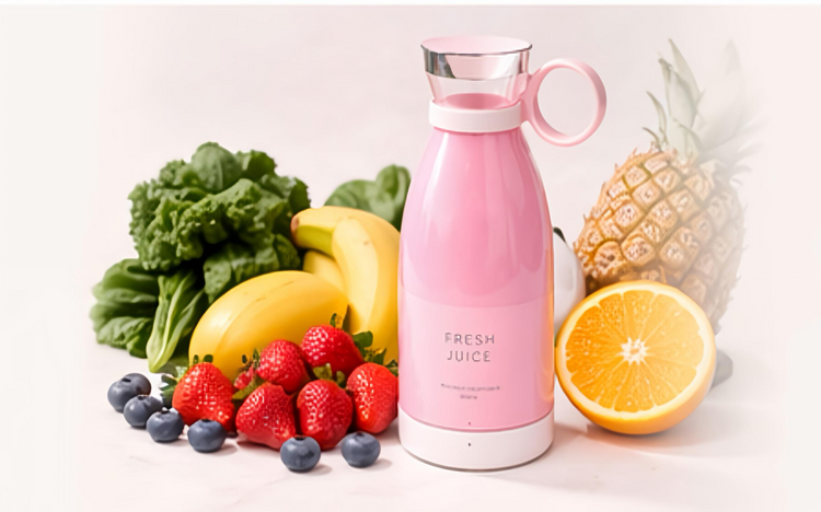 Liquidificador portátil com frutas
